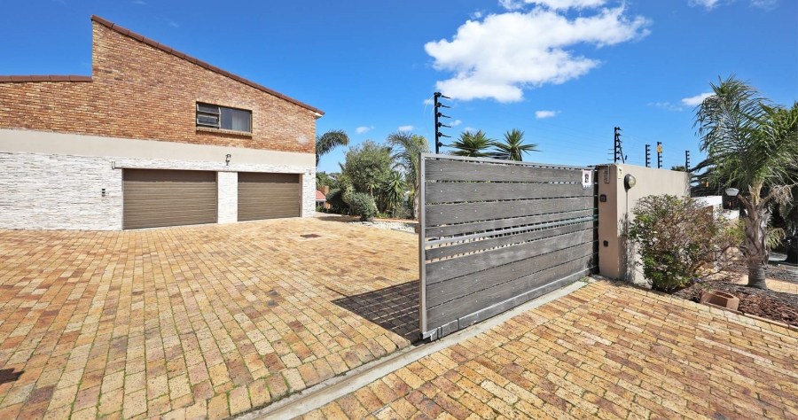 5 Bedroom Property for Sale in Plattekloof Western Cape